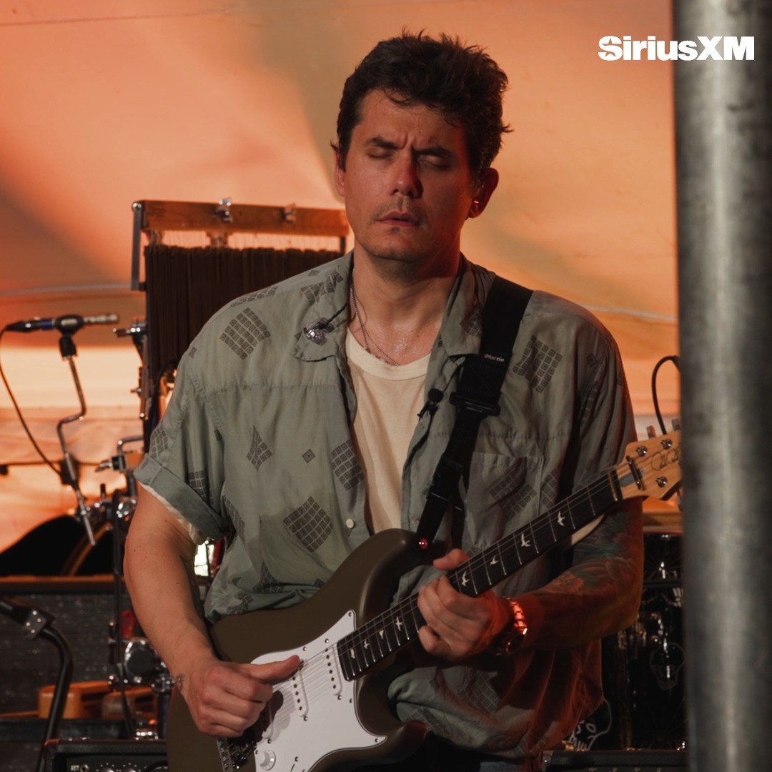 .John Mayer honors Dolly Parton with "I Will Always Love You" on the guitar during the intro to "Gravity," live at Stephen Talkhouse 🫶