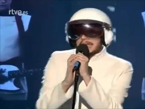 Y hoy, en preselecciones con nostalgia, “La Revolución Sexual” de La Casa Azul. Que temazo se perdió Eurovisión en aquel 2008. Y ojo, que el programa se llamaba “Salvemos Eurovisión”.