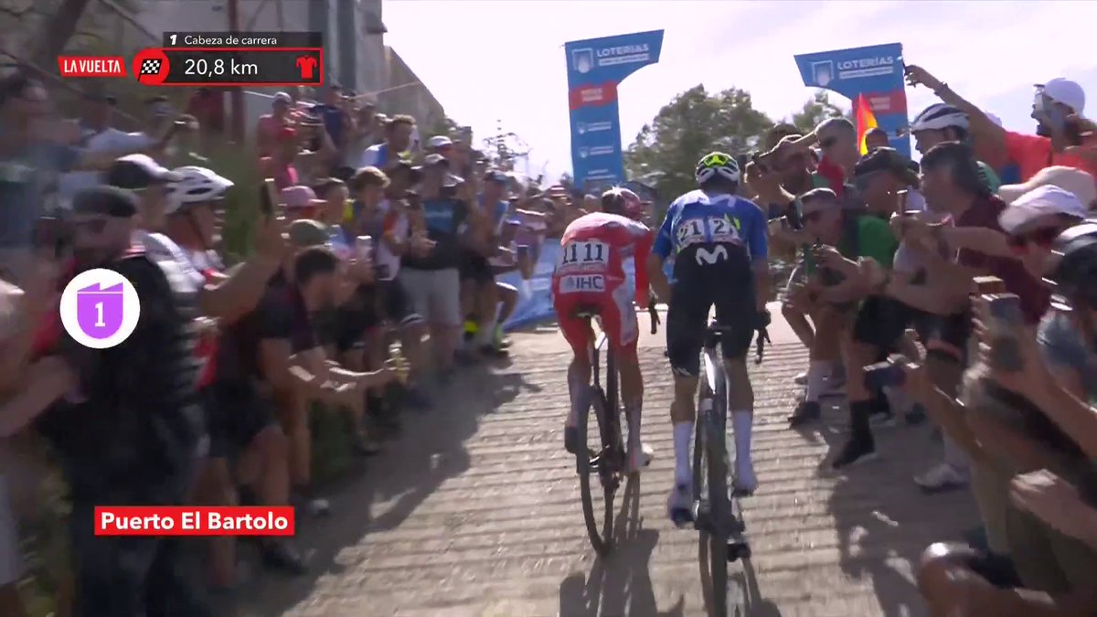 Es real. Está pasando. ❤️🔥 Enric Mas coge a Tadej Pogacar, ataca y se lleva la bonificación. #LaVuelta26 #LaCasadelCiclismo