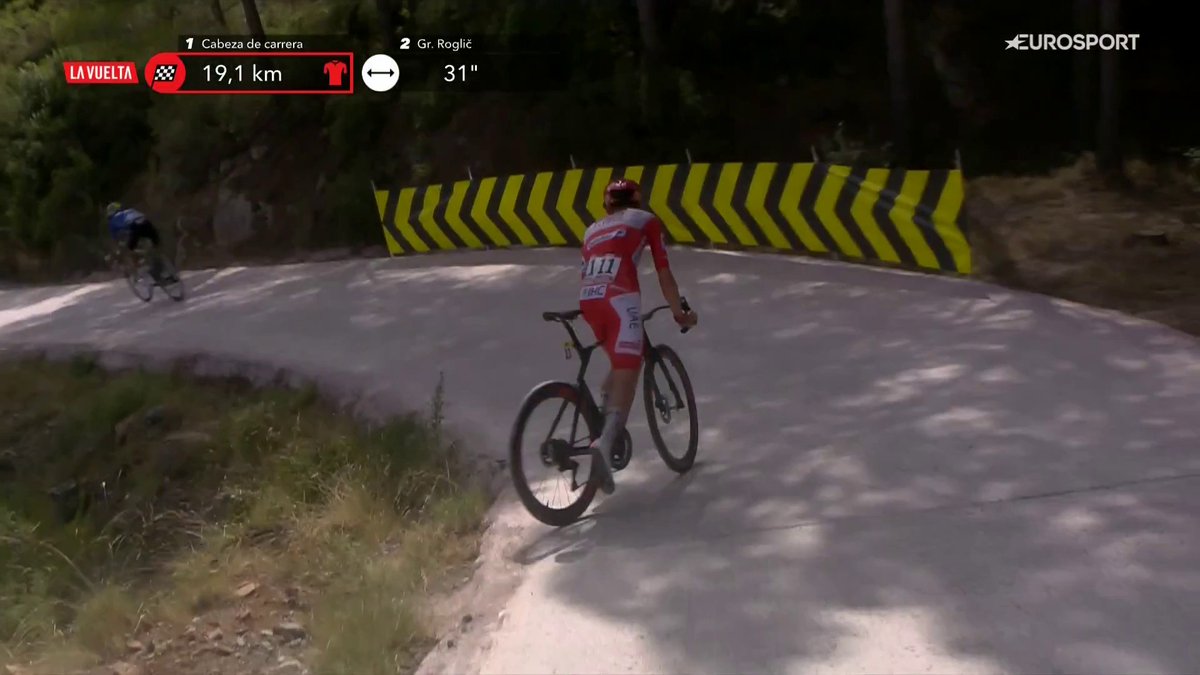 No se cae ni saliéndose. 🤯 El recto de Pogacar en el descenso del Bartolo. #LaVuelta26 #LaCasadelCiclismo