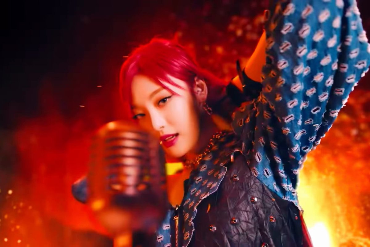 *em 2040 assistido o mv de next level com a minha filha* minha filha: eu sou a de cabelo vermelho eu: escolhe outra, essa é a mamãe