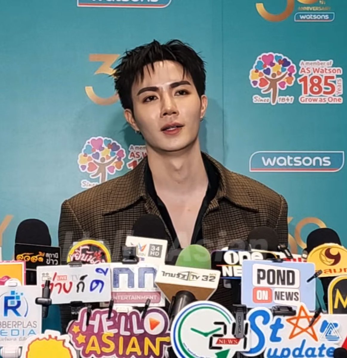 Media : So how will you feed him and take care of Nong’s health ? (during NuNew's concert period) Zee : Oh, to be honest, I mean, I feel like it's probably gonna be a tough time for him too, but Nhu is happy because Nhu loves singing and dancing. So I’ll be encouragement krub. If there's anything, I’ll support him. If you want encouragement, just say it. If you want me to hug, just tell me. If you want me to hom (kiss on the cheek), just tell me. ZEENUNEW X WATSONS 30TH #WatsonsxZeeNunew #ZeeNuNew