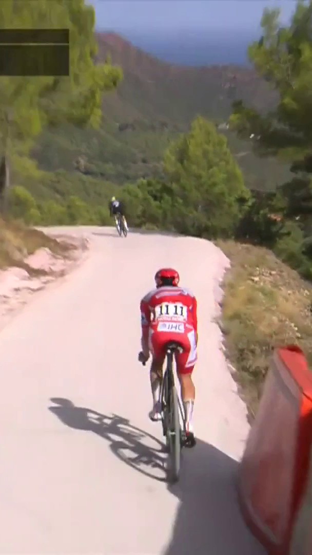 Even Pogačar can make mistakes! 😮 Enric Mas reminds the race leader to chill for a moment! 👀