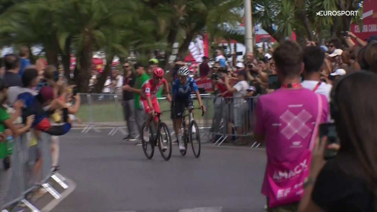La felicitación entre Pogacar y Enric Mas tras un duelo épico. #LaVuelta26 #LaCasadelCiclismo