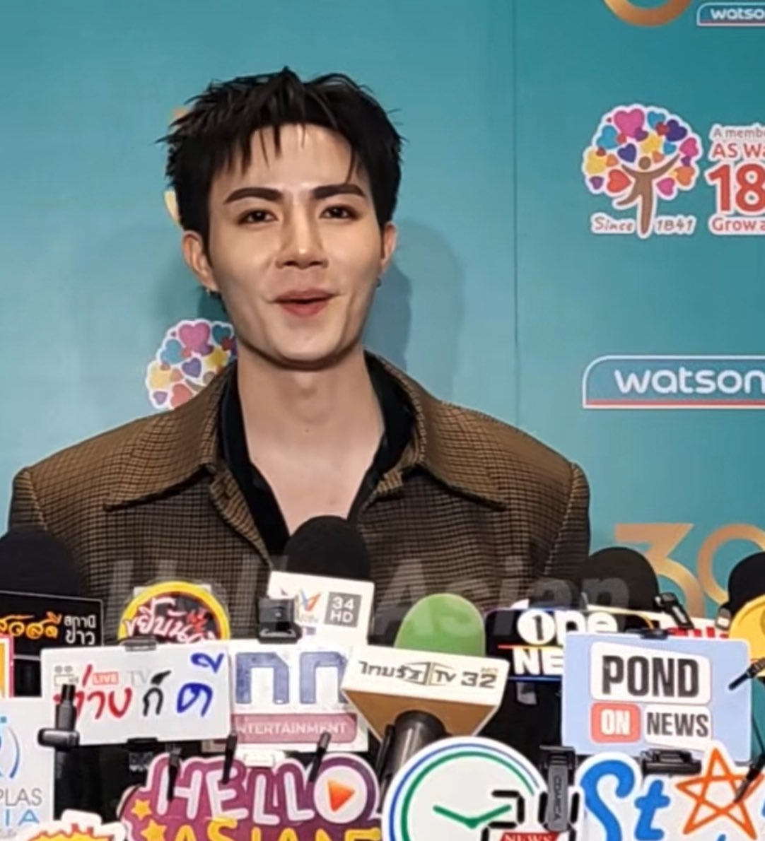 I love Zee’s smiling face here while saying “Chai krub. Phom bpen sponsor duay krub SUPERSUN” (Yes, I am a sponsor too, SUPERSUN) He’s so cute!!! 🐶🐕 Then media continued asking Zee how much Zee paid for being sponsor for NuNew’s concert. Zee said he didn’t pay that much because he negotiated the price with Aof to please lower some down for him 🤣😂 (he’s shy to tell the media too, that’s why he suddenly hid himself down like that 😂) but he also thanked the company for understanding too. Lol ZEENUNEW X WATSONS 30TH #WatsonsxZeeNunew #ZeePruk