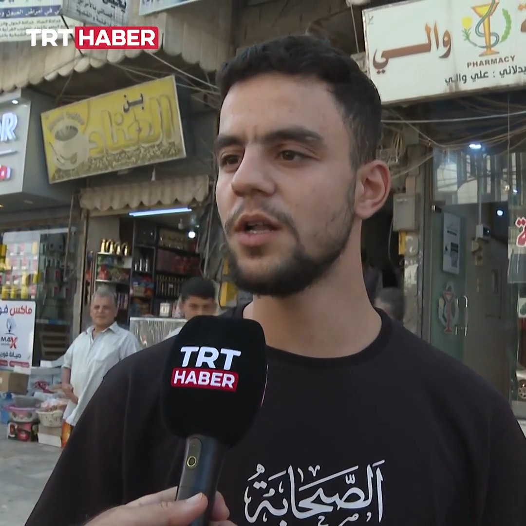 Terörsüz Türkiye ve terörsüz bölge süreci başarıyla ilerliyor. Terör örgütü PKK'nın Suriye uzantısı YPG/SDG de feshedildi. Terörden arınan Suriye’de halk, Türkiye’ye minnettar… 📌“Allah, Cumhurbaşkanı Erdoğan ve Ahmet Şara’dan razı olsun, devlet bizi YPG’den kurtardı.”