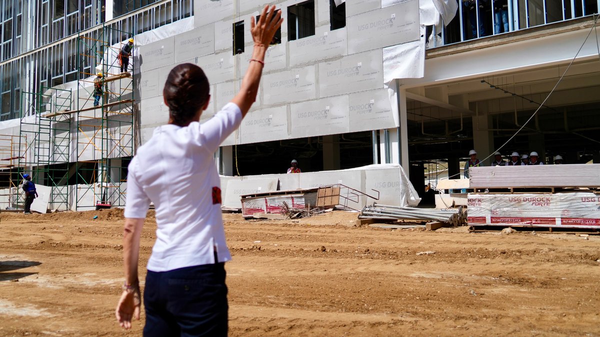 #2InformeDeGobierno | En 20 meses de gobierno construimos 33 hospitales, 36 centros de salud y consultorios, así como 11 unidades de medicina familiar. La salud es un derecho de todas y todos.