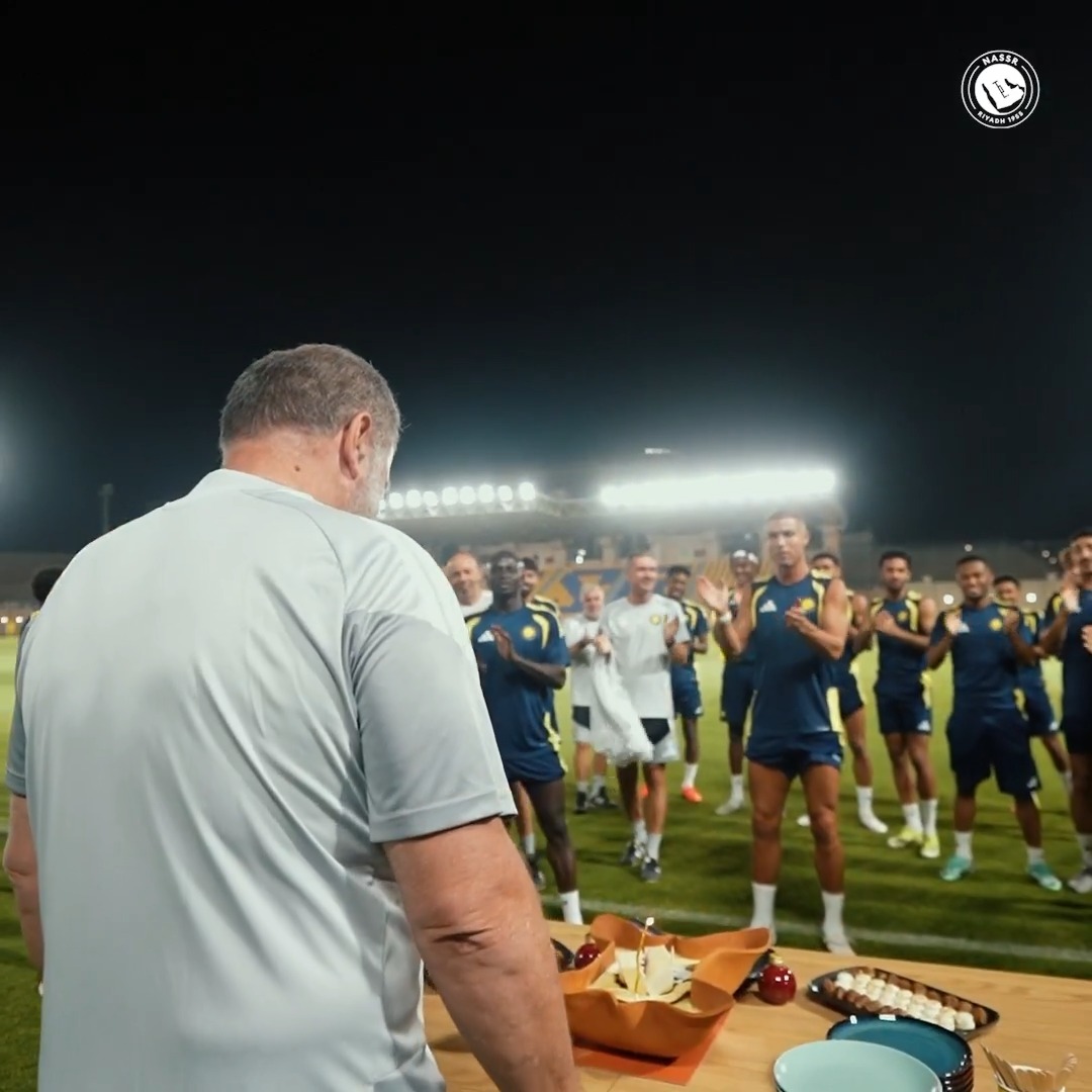 نجـوم #النصر يحتفلـون بمدربهم 🎂 والسيـد آنج يتحـدّث لهم في يوم ميـلاده 🤩
