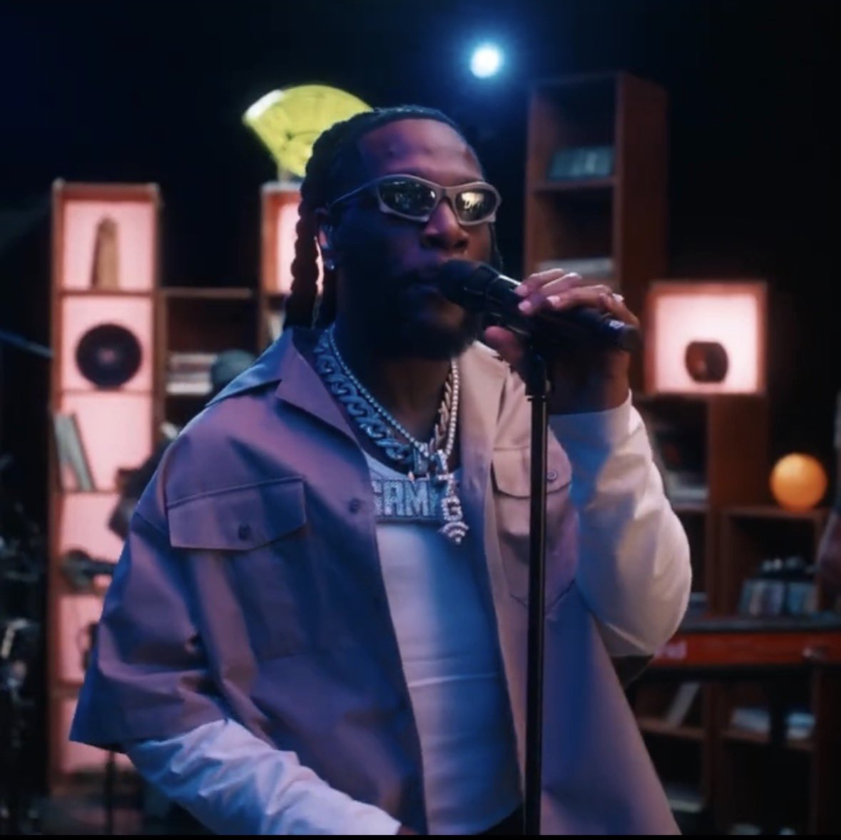 BURNA BOY’S TRANSITION FROM “ANYBODY” TO “KILOMETRE” LIVE IS SO BRILLIANT. WOW! 🔥🤩