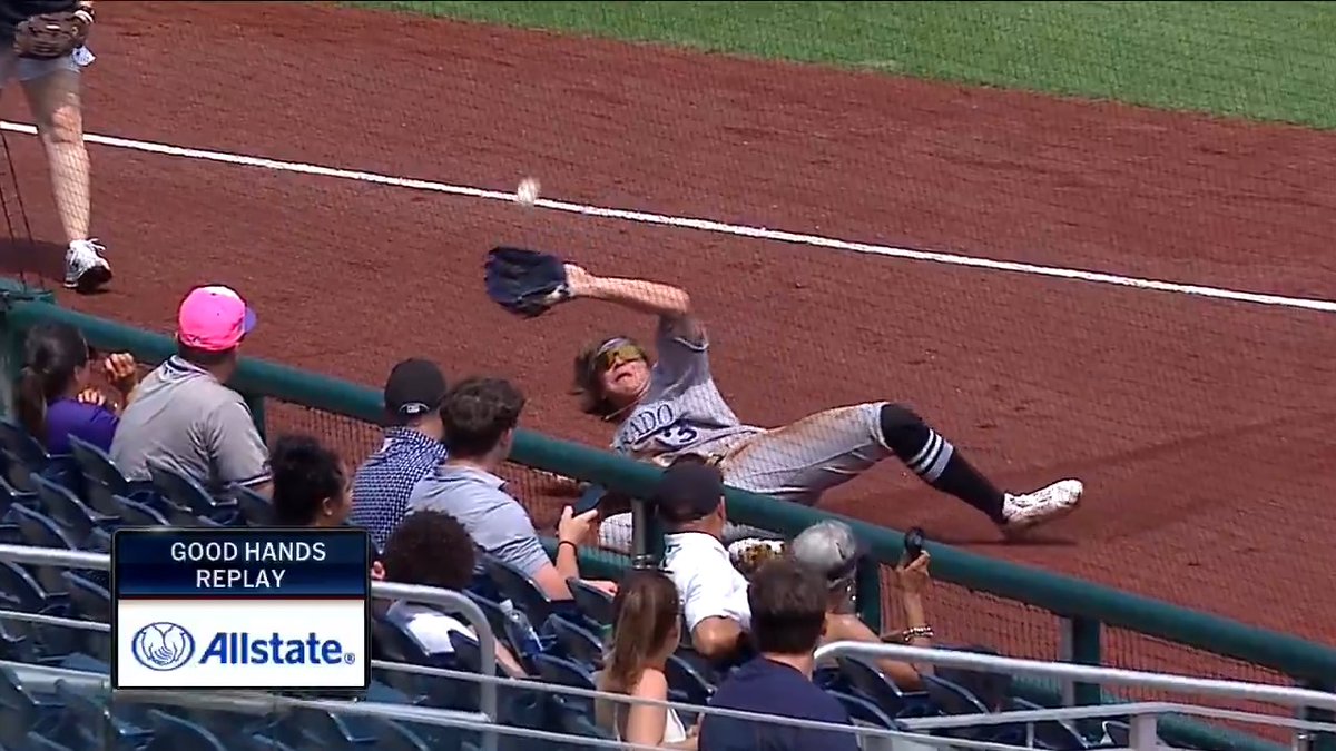 The concentration to make this catch with his back on the ground 😮💨