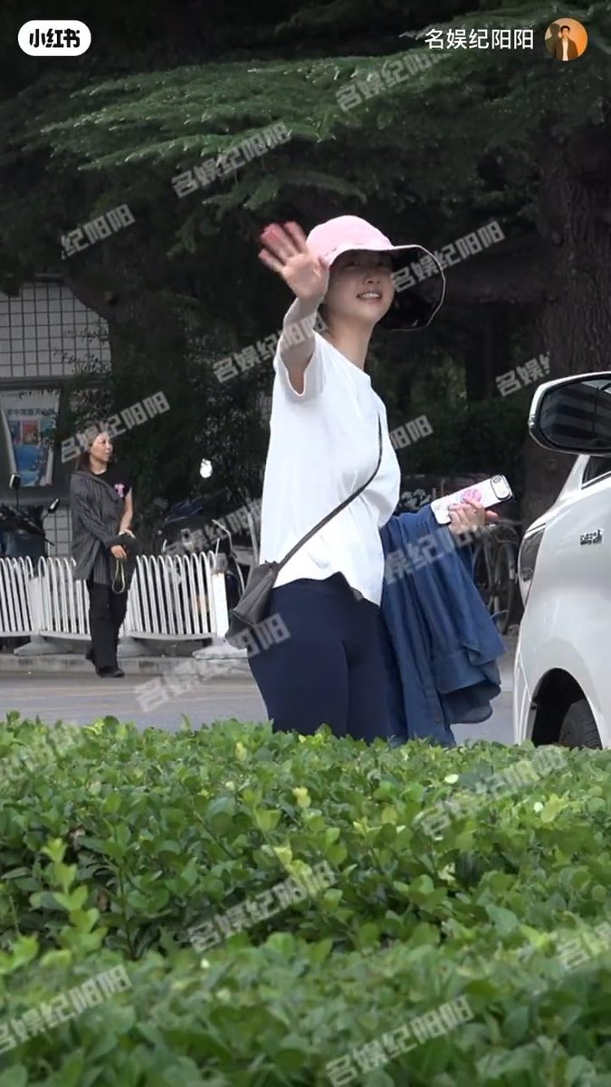 白天景甜露面了，看起来精神不错 晚上评论区水军已经开始行动了……