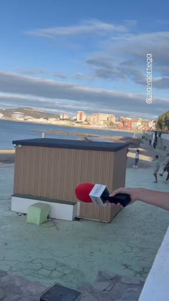 Vídeos de ahora mismo en Ceuta: Los invasores empiezan a tirar piedras a los manifestantes ceutíes y estos proceden a destrozar sus asientos en las playas. La gente está muy muy cansada y la cosa se pone cada vez peor.
