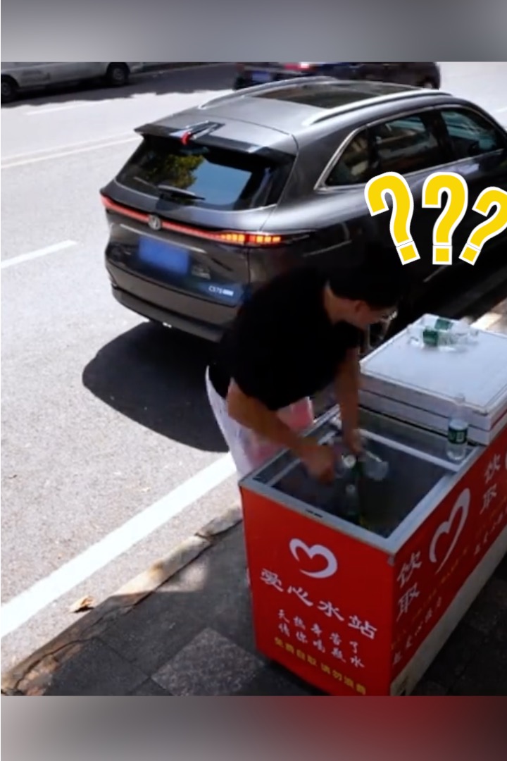 رجل يفرغ ثلاجة مياه خيرية 🥤 وكأنه يريد سرقتها، لكن كاميرا المراقبة كشفت مفاجأة غير متوقعة… #إنسانيات