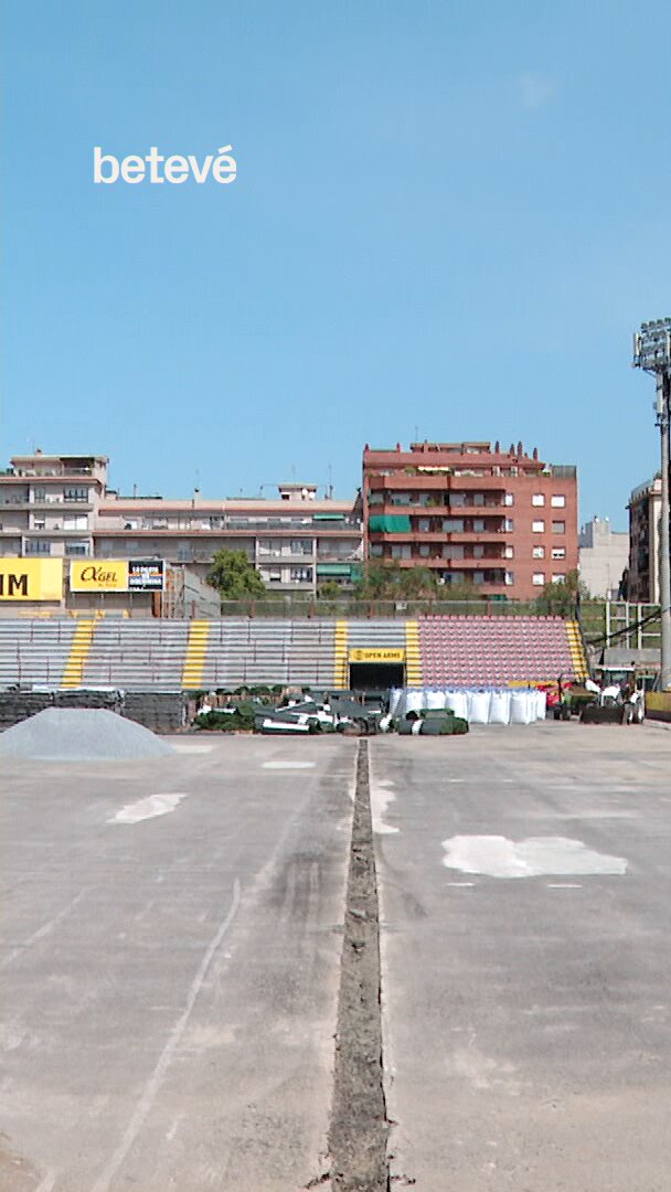 🏟️ Al Narcís Sala ja no queda rastre de la gespa artificial. 🟡🔴 La Unió Esportiva Sant Andreu tindrà un terreny de joc més petit. 🔗 Més informació: