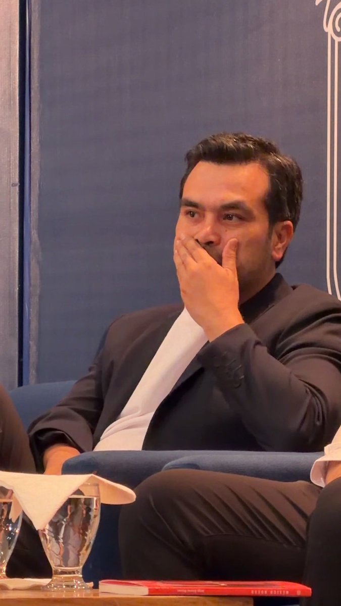 Confrontan a Máynez en León Este jueves, Jorge Álvarez Máynez no encontró únicamente aplausos durante la presentación de su libro «México Nuevo» en un auditorio de la Universidad de Guanajuato, en León. En plena exposición, la militante de Movimiento Ciudadano, Brenda de la Mora, alzó un cartel dirigido al dirigente nacional naranja con este mensaje: «Mandaste a la banca a quienes llevan 10 años construyendo MC Guanajuato para darle espacio a la vieja política». La protesta exhibió las tensiones internas que carga el partido en la entidad… El señalamiento tomó por sorpresa a Máynez, a quien se le notó incómodo y de inmediato llamó y dio indicaciones a su encargado de seguridad. Antes de que el episodio escalara, intervino el ex dirigente estatal de MC y actual diputado local, Guanajuato Para Tod@s, quien logró salir con Brenda y desactivar la confrontación pública.