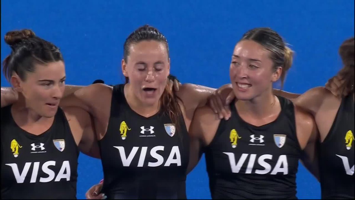 ¡ASÍ LO VIVEN LAS LEONAS! Con alma y corazón, así entonaron el himno argentino previo a las semifinales vs. Australia en el Mundial de Hockey. 📺 Todos los partidos de #HWC2026 en Disney+ Plan Premium