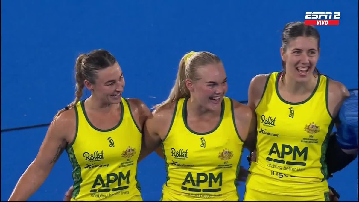 ¡EMOCIÓN A FLOR DE PIEL! Bajo la lluvia, #LasLeonas entonaron el himno nacional argentino de cara al duelo contra Australia. 📺 Todos los partidos de #HWC2026 en Disney+ Plan Premium