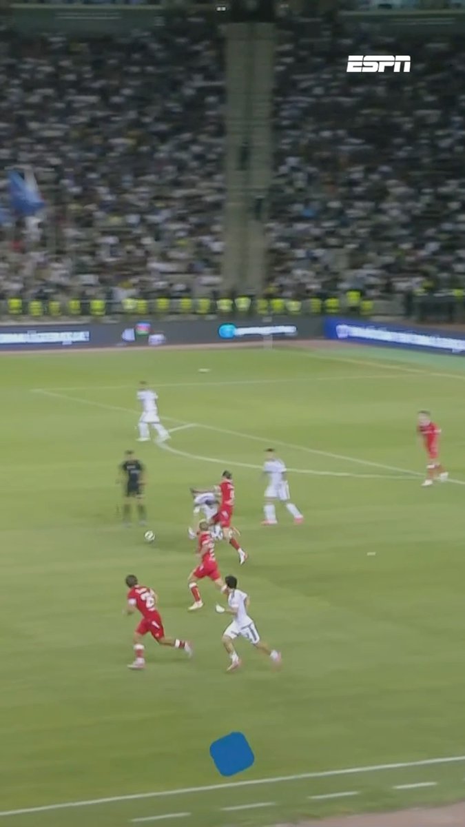 Marko Janković moet het veld verlaten na een akkefietje met Wout Weghorst 😡
