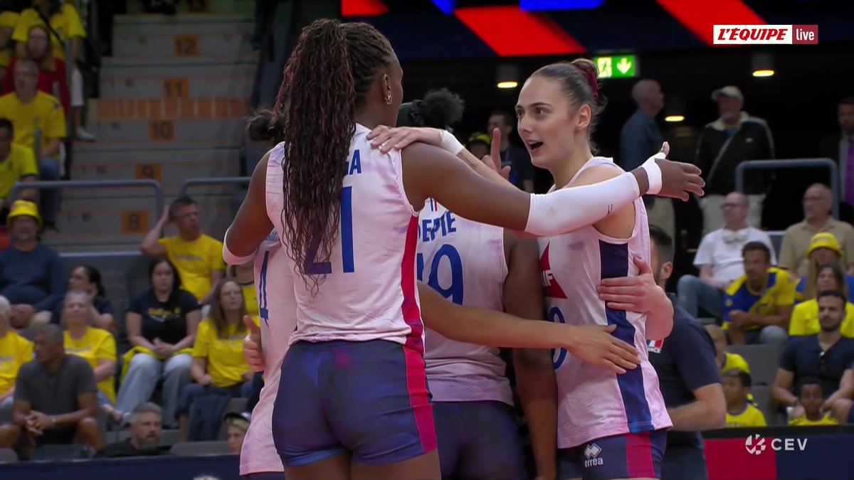 Quelle fin de match ! La France s'impose face à la Suède après un dernier set épique. Les Bleues, deuxièmes de leur groupe, se qualifient pour les 8es de finale de l'Euro #lequipeVOLLEY