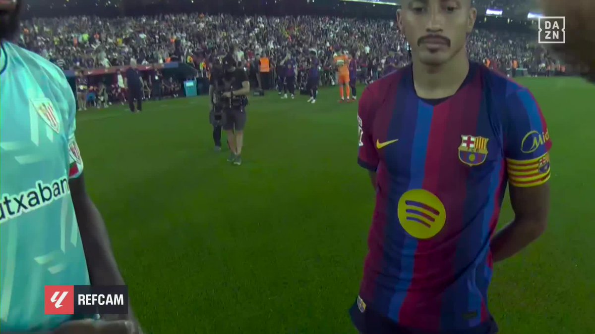 🗣️ "Me gusta tu bigote" El piropo de Ortiz Arias a Raphinha en el sorteo de los capitanes 😆🥸 #LALIGAenDAZN ⚽