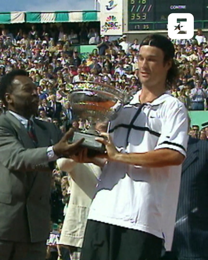 🏆 Hoy cumple 50 años, pero hace 28 levantó Roland-Garros 🔝 La victoria de Carlos Moya ante su compatriota Alex Corretja con el gran Pelé entregando el trofeo 🎂 ¡Felicidades!