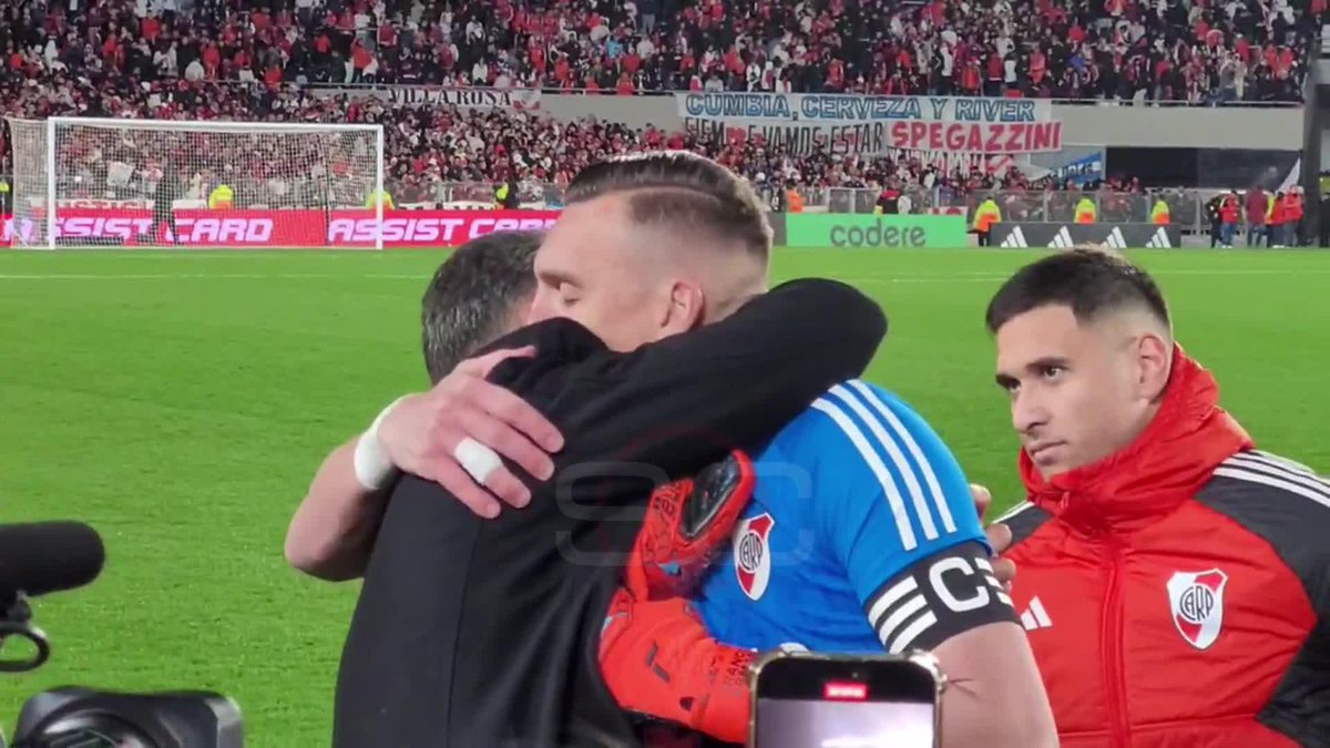 Este tipo ganó un titulo al menos, no se le hizo una conferencia y la despedida fue en el partido mientras gran parte del Monumental pedían por Gallardo Lo de hoy con Coudet fue una vergüenza.
