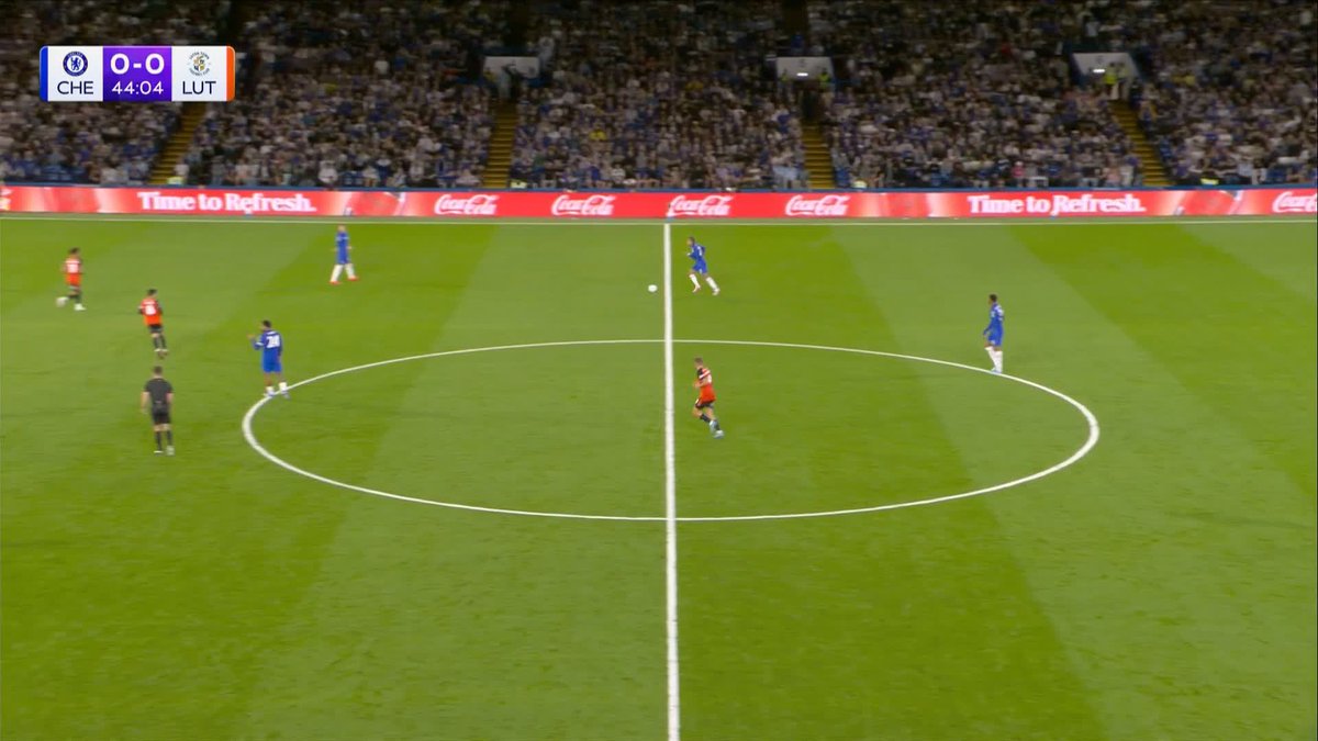 So close to the breakthrough! ❌ Morgan Rogers rattles the crossbar just before half-time for Chelsea 😮