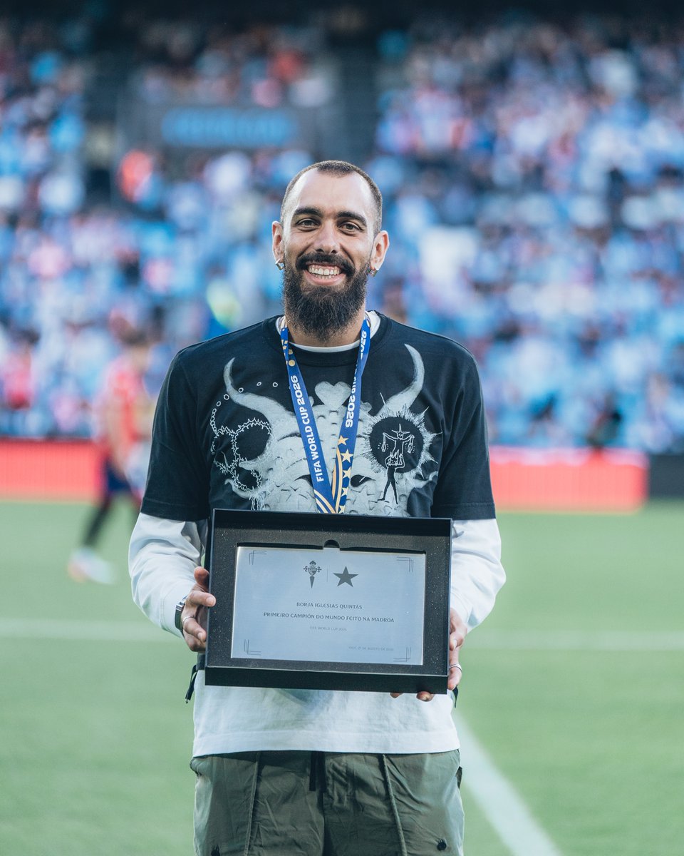 Todo un CAMPIÓN DO MUNDO! 🥇⭐️ Borja Iglesias e a homenaxe máis merecida. O recoñecemento do celtismo para o noso representante na #FIFAWorldCup. Moitos parabéns, Borja Iglesias! 👏