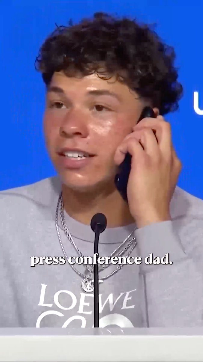 Throwback to Ben Shelton being called by his dad during a press conference 🤣📞
