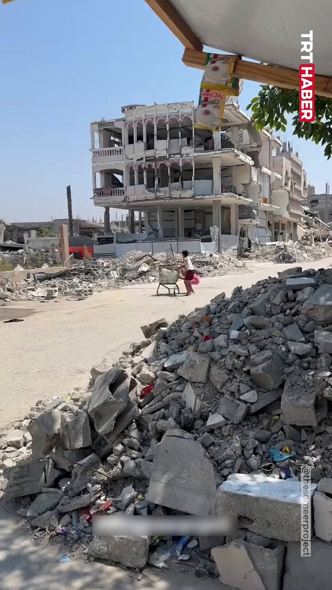 Soykırımcı İsrail, evlerine su taşıyan çocuklara silahlı dronlarla ateş açtı. 📍Gazze