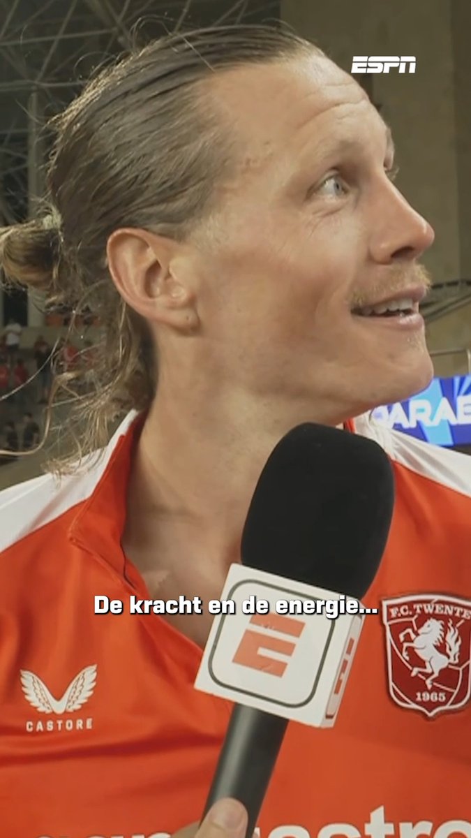 Wout Weghorst na het veiligstellen van Europees voetbal met FC Twente 🙏 “Ik wil eerst iemand bedanken en dat is God.” #qartwe