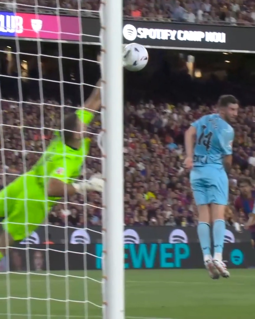 🔝 La parada de un campeón del mundo a otro campeón del mundo. ¡Unai Simón le negó el gol a Lamine Yamal en el BarçaAthletic! BarçaAthletic | LALIGAHighlights | VUELVELALIGA