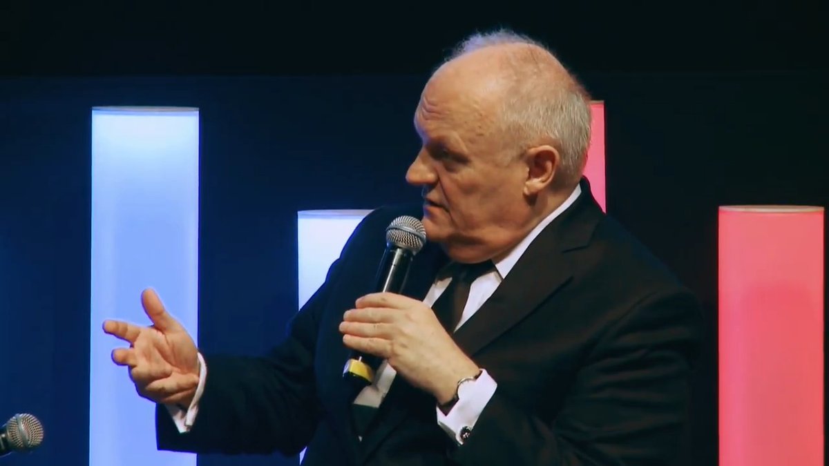 «306 chefs d'entreprises🇬🇧 ont appelé au #Brexit. Il faut donc sortir de l'idée que ceux qui voudraient sortir de l'🇪🇺 seraient des ringards. L'🇪🇺 et l'€ nous entraînent vers le désastre.» François Asselineau 🇫🇷 face au #Medef 2017 #REF26 préfère #Usrula🇪🇺, pas #Asselineau🇫🇷 ! #Frexit