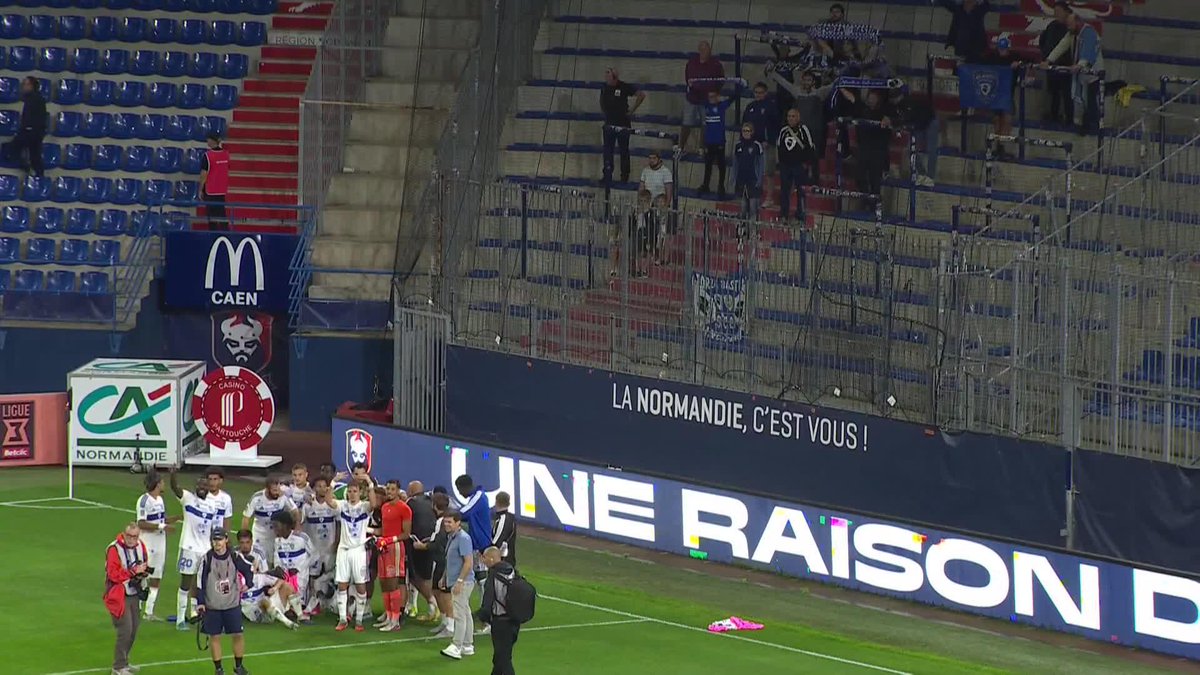 🚨 LES JOUEURS BASTIAIS CÉLÈBRENT LA VICTOIRE AVEC LEURS SUPPORTERS ! 🥰💙🤍 🎥 L1+
