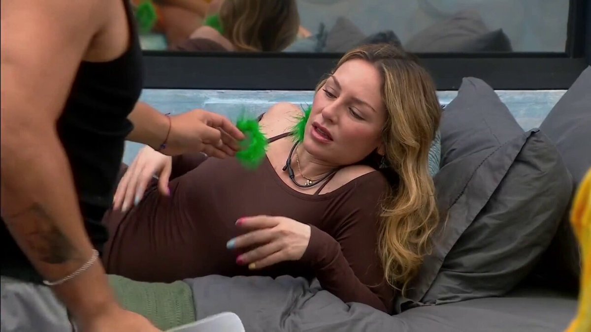 Aldo diciéndole a ese y gema que inventen que andan solo para cagar a flor Ese perez: "Que tal y si su fandom se le va" (a gema) #LaCasaDeLosFamososMx