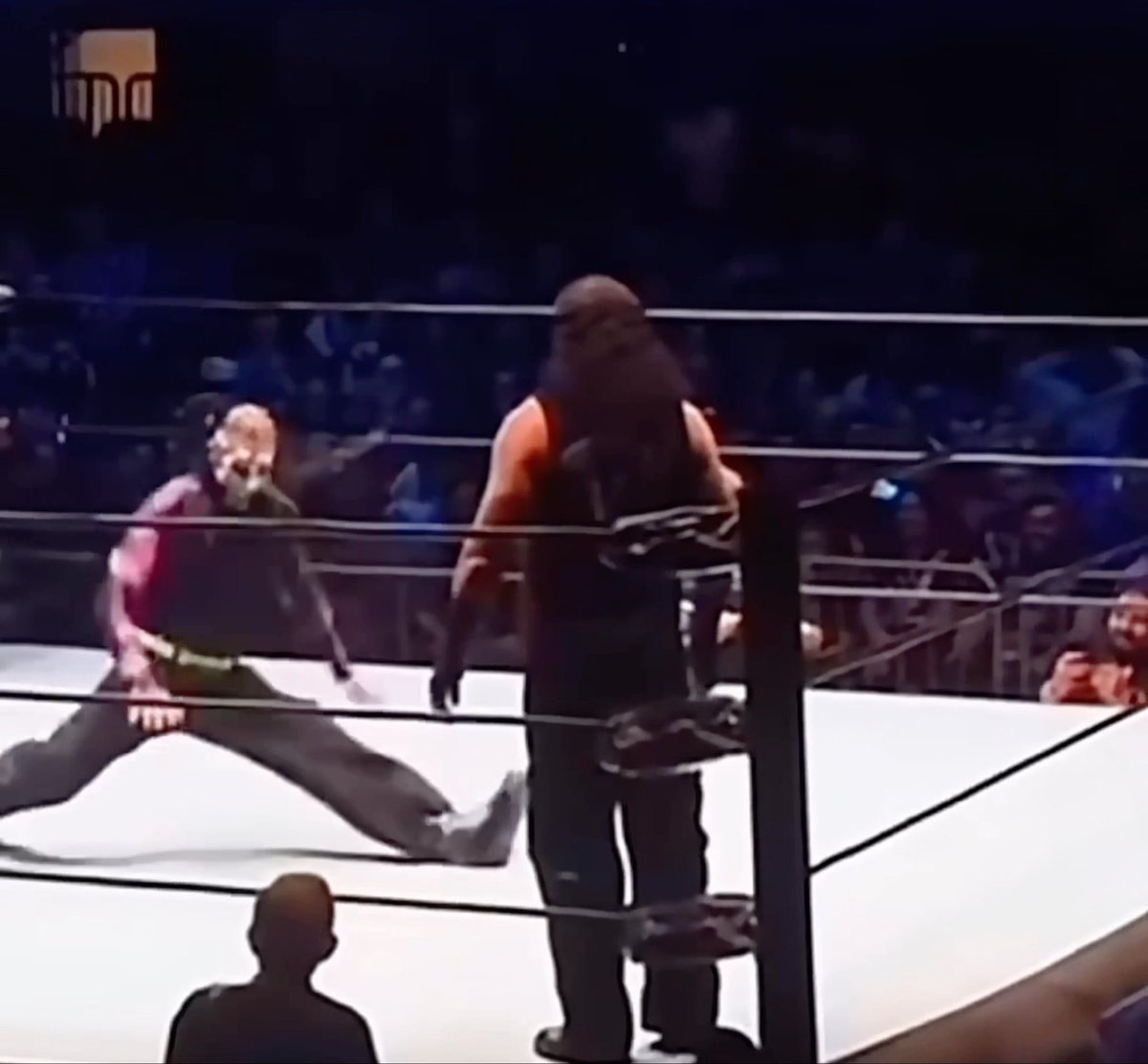 Jeff Hardy dancing in the middle of the ring then getting one of the biggest pops of the night while hitting the splits 😭 One of the greatest entertainers of all time.