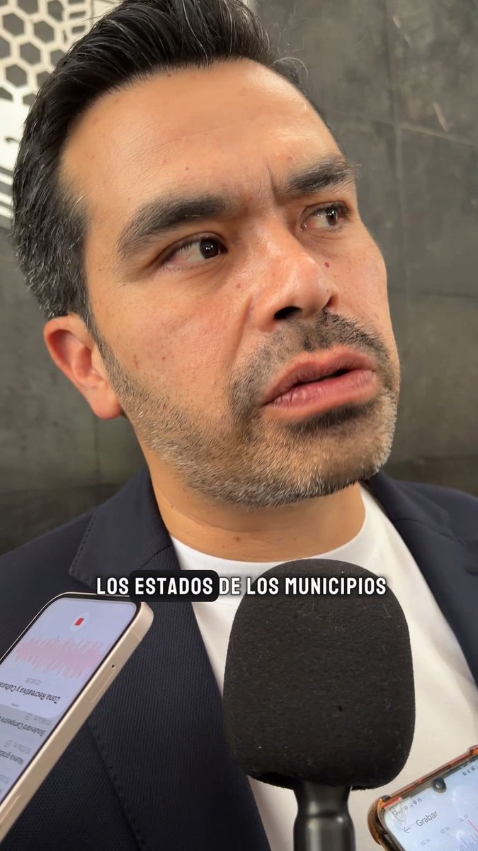 Máynez responde a las fracturas en MC y acusa operación de gobiernos estatales Jorge Álvarez Máynez aseguró que las tensiones en Movimiento Ciudadano, como la salida de Natalia Rivera en Sonora y la confrontación pública protagonizada por Brenda De la Mora en Guanajuato, son signos del crecimiento y la expansión que ha experimentado el partido. El dirigente nacional sostuvo que también existe una operación política impulsada desde gobiernos estatales para tratar de lastimar a MC. Máynez afirmó que la presentación de Donaldo Colosio en Sonora «dolió mucho», al igual que la llegada de 𝗔𝗹𝗲 𝗚𝘂𝘁𝗶𝗲́𝗿𝗿𝗲𝘇 a Movimiento Ciudadano en Guanajuato. Sus declaraciones se dieron luego de que, este jueves, durante la presentación de su libro «México Nuevo» en un auditorio de Universidad de Guanajuato en León, fuera cuestionado por la emecista Brenda de la Mora, quien lo acusó de desplazar a cuadros históricos del partido para dar espacio a perfiles provenientes de la «vieja política»