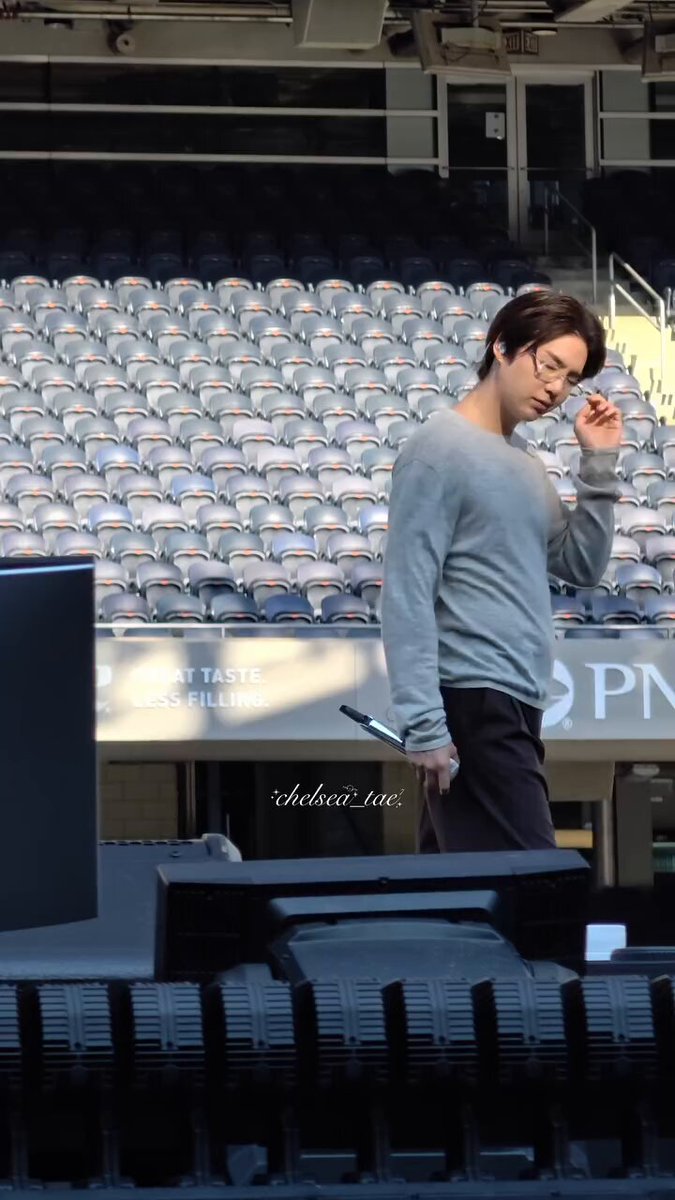 33, no kids, rich, handsome, successful, introvert, soft spoken, gummy smile, cat dad, kind and ABSOLUTELY MY TYPE
