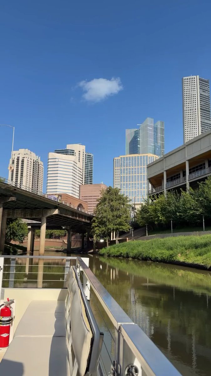 See Houston from a whole new perspective!✨ This 45 minute Buffalo Bayou Boat Tour takes you through the heart of the city with skyline views &amp; a little #Houston history along the way🤘 🔗 Purchase tickets online Buffalo Bayou Partnership 📍1019 Commerce St. Houston, TX 🎥 @beckystravellist