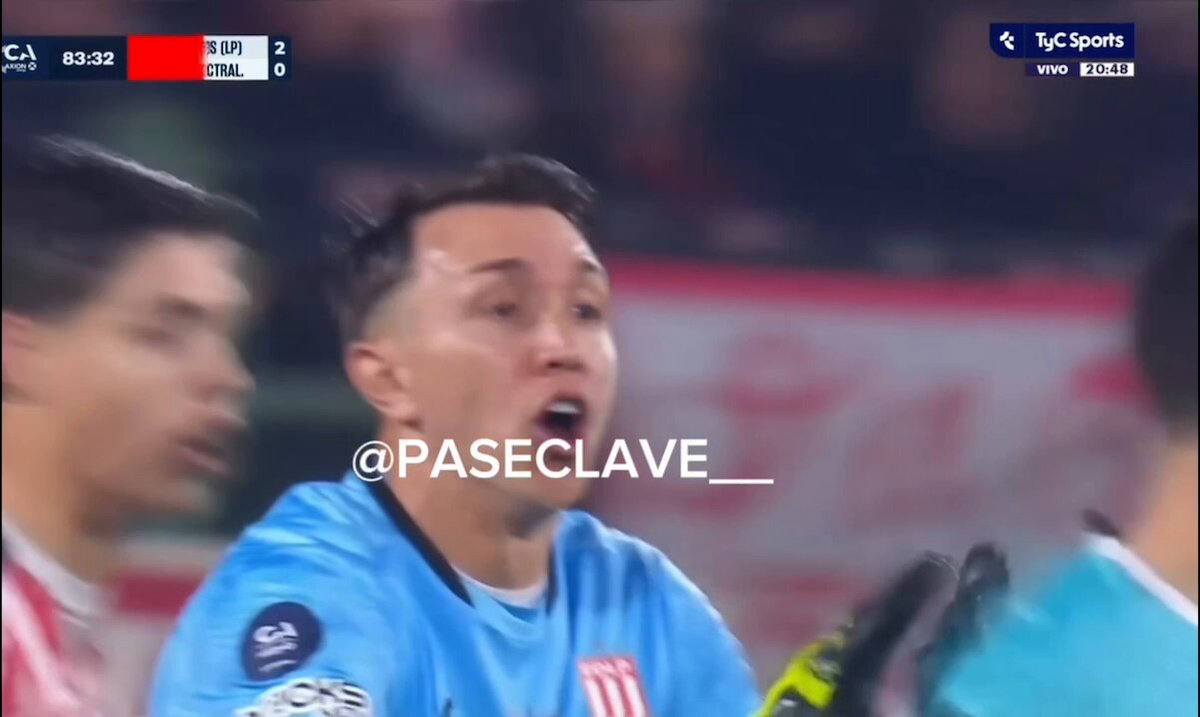 💣🔥 “SIGUE EL ESCÁNDALO” Barracas Central convirtió el descuento ante Estudiantes, pero debió ser anulado porque hubo mano de Briasco previo al gol. Fue convalidado ya que ni Ramírez ni Echenique lo advirtieron