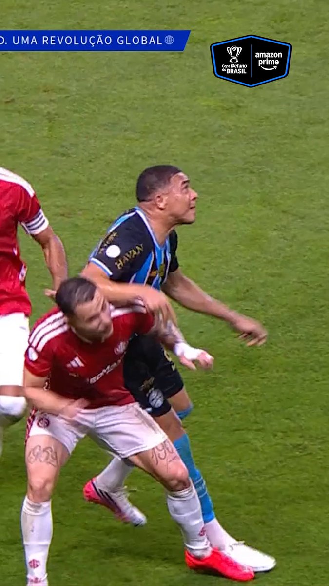 O lance em que o Internacional pediu a expulsão de Carlos Vinícius. O atacante do Grêmio já tinha cartão amarelo, mas o árbitro Ramon Abatti Abel não aplicou o segundo, e o VAR não recomendou revisão. Opiniões? 🎥 Prime Video Sport Brasil