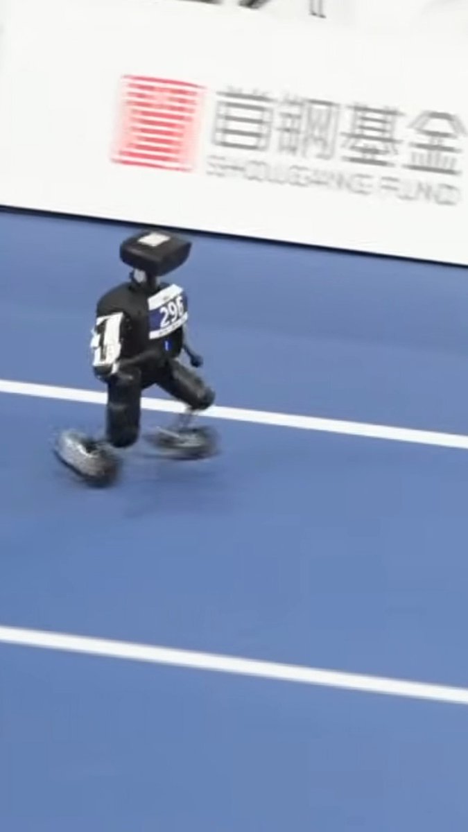 Xiao Pai, el pequeño robot que aunque no terminó la prueba de los 100m en los World Humanoid Robot Games, se llevó las miradas de todos. 🤖 😅 Vía AP/YT