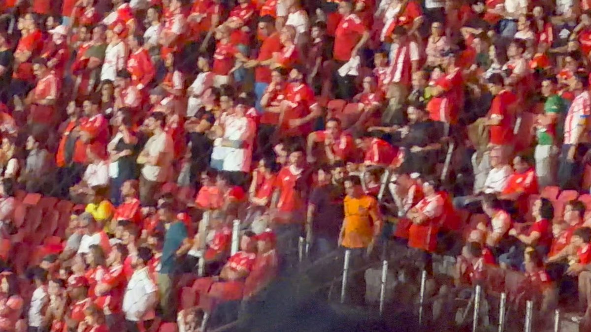Ninguém me contou, eu vi: GREnal de quartas de Copa do Brasil, 0x0 e eles FORAM EMBORA antes de subir a placa dos acréscimos. 😂🍓🔇 Pqp.
