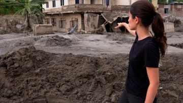 "مكان يستحيل العيش فيه".. كاميرا CNN تجول داخل قرية نيبالية دمرتها فيضانات مميتة
