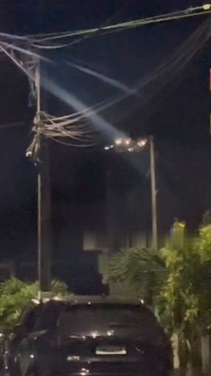 😱😱😱 WTFFFFFFFFFFFFFF 😳🛸🇧🇷 ME FAZ LEMBRAR UM PORTA AVIÕES VOADOR Estou tentando entrar em contato com o rapaz responsável pelo registro deste vídeo. Nas imagens, é possível observar dois objetos voadores de grandes dimensões: um aparentemente em movimento e outro mais à frente, pairando no céu com luzes bastante fracas. Segundo o próprio autor, seriam duas estruturas gigantescas. O registro teria sido feito no estado de Alagoas, por volta das 3:00AM, e ele afirma possuir outros vídeos do mesmo ocorrido. Caso consiga ter acesso a esse material, em breve publicarei mais informações e imagens sobre o caso.