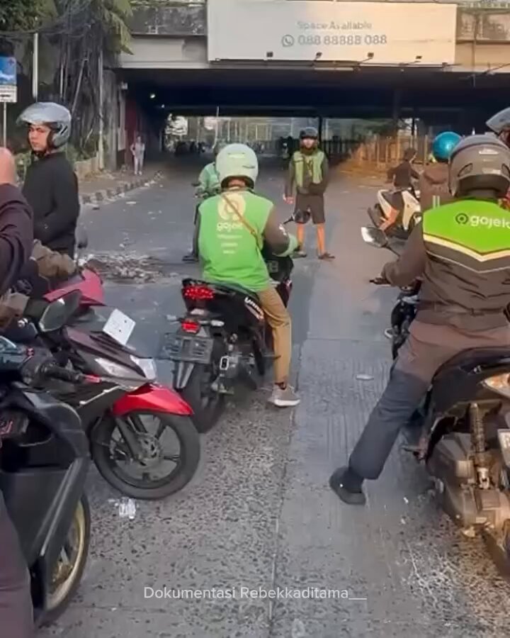 Situasi di sekitar Pejompongan hingga Stasiun Palmerah masih belum sepenuhnya kondusif pada Jumat pagi (28/8/2026). Bentrokan antara massa dan polisi masih terjadi di bawah flyover Pejompongan ke arah Stasiun Palmerah, sementara gas air mata ditembakkan ke arah massa yang anarkis. Di sekitar Stasiun Palmerah, gas air mata dilaporkan masih pekat dan akses jalan belum dapat dilalui secara normal. Massa juga masih terlihat menutup jalan di sekitar flyover Pejompongan. Sementara itu, perjalanan KRL Jabodetabek yang melalui Stasiun Palmerah masih berlangsung secara situasional, dengan sejumlah perjalanan tertahan di Stasiun Palmerah dan Tanah Abang. Di sisi lain, area depan Gedung DPR RI sudah kembali steril dan kondusif. Konsentrasi massa bergeser ke arah Slipi, menyebabkan kepadatan kendaraan dan masih terlihat kepulan asap di sekitar lokasi.