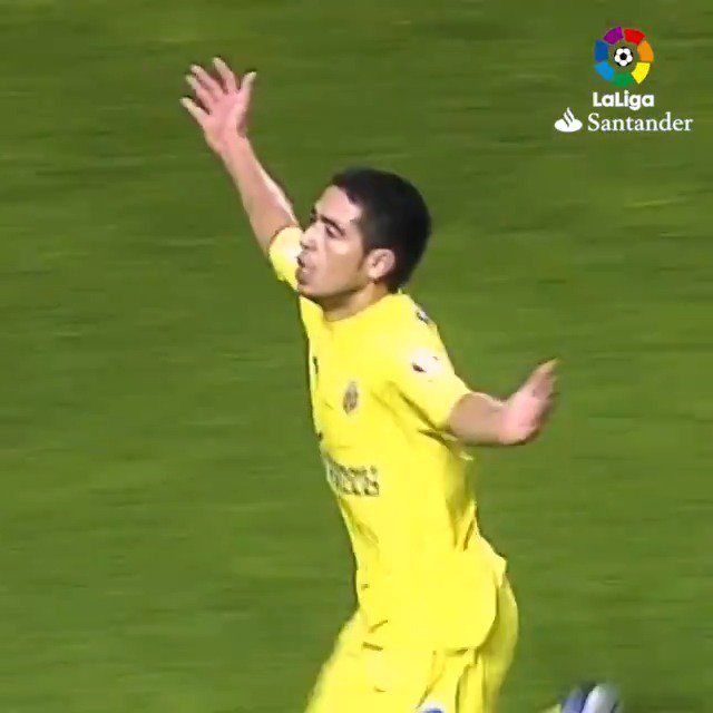 23 tahun lalu Villarreal kedatangan pemain pinjaman dari Barcelona yang ga diinginkan di sana. ⚽ Hasilnya? Musim kedua: 15 gol, 35 laga, posisi ke-3 La Liga , terbaik dalam sejarah klub. Nominasi FIFA Player of the Year. Villarreal langsung tebus permanen. Musim berikutnya: bawa Villarreal sampai semifinal Champions League. Riquelme bukan pemain yang ngejar bola. Bola yang nunggu dia. Di era sepakbola yang makin ngomongin pressing, jarak tempuh, dan intensitas , dia main kayak orang lagi jalan-jalan di taman. Santai. Tapi selalu tau. Enganche terakhir yang beneran. Tipe gelandang yang udah hampir punah dari sepakbola modern. Sekarang dia presiden Boca Juniors. Masih bikin orang takjub, tapi di ruang rapat. 🕰️