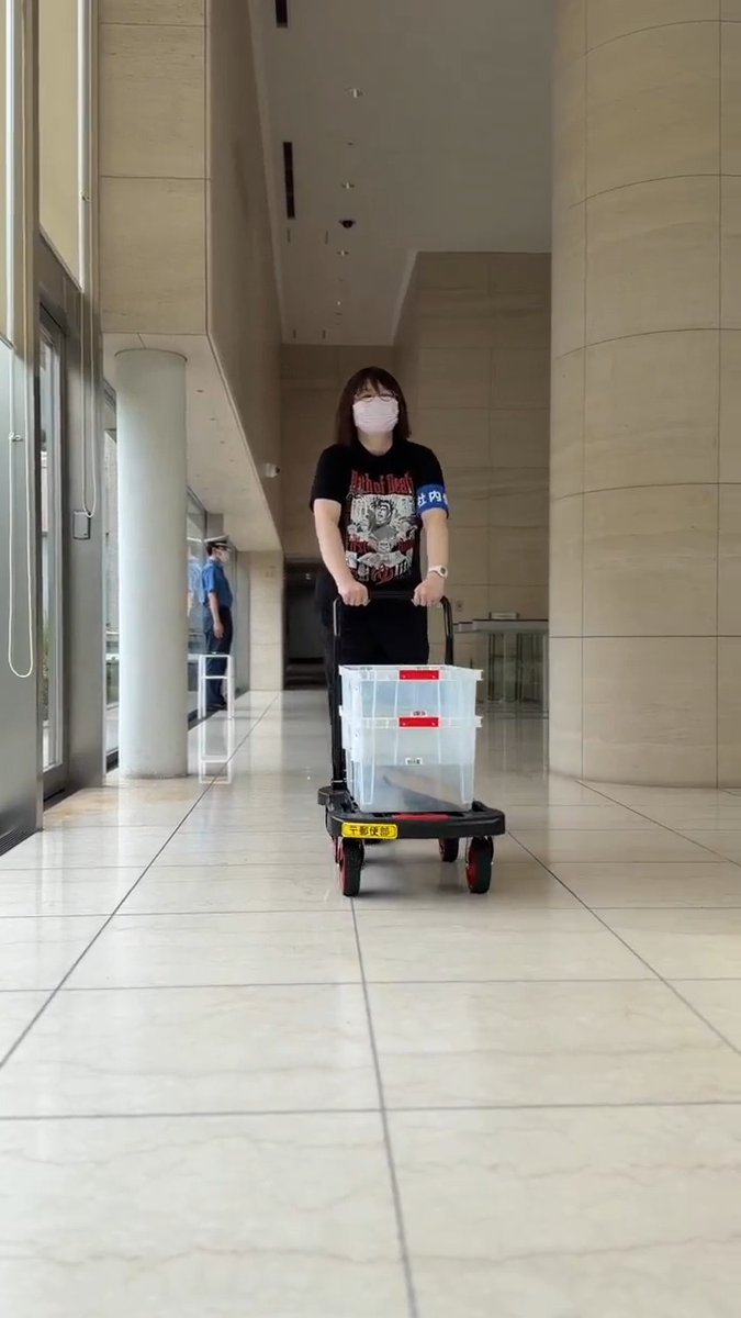 講談社に届いた郵便物を各部署に届けてくれるスタッフに密着しました。 社内中を歩き回って、毎日たくさんの郵便物を届けてくれています。 いつも漫画作品のトップスを着ていて、つい注目してしまいます。