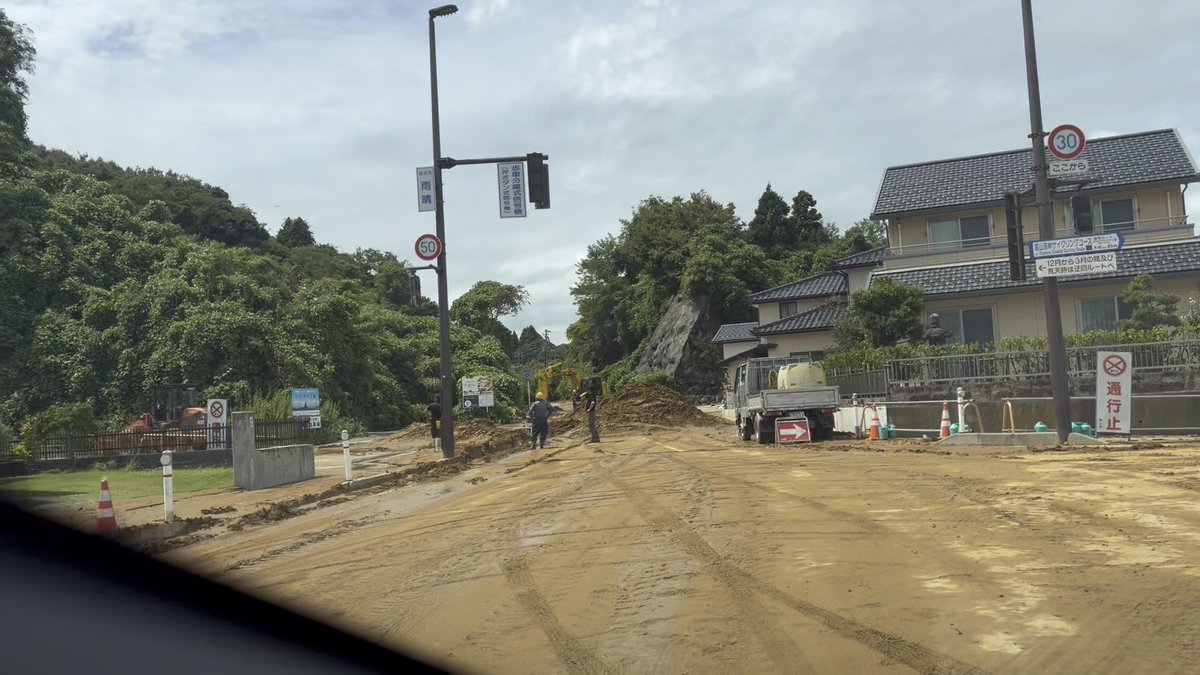 氷見市に子どもを連れていくのが富山帰省の目的のひとつだったので、晴れた本日、高岡市から車で向かいましたが、雨晴（あまはらし）の道の駅の近くで大規模な土砂崩れがあって通行止めになっていました。道も氷見から来る側の車線は泥だらけで被害の大変さが推察されます。いつもきれいな海も茶色に。
