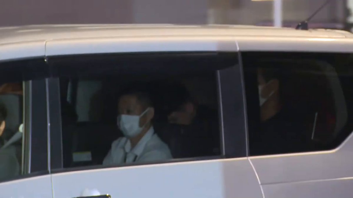 中野ブロードウェイで、約2億円の高級時計が10秒で奪われた。 逮捕されたのはチリ国籍の男2人。事件4日前にシドニーから羽田へ入り、都内の民泊に泊まり、2日前に店を下見している。 逃げた乗り物は電動キックボード。捕まえた場所も民泊だ。 キーワードは三つ。ビザ免除、民泊、LUUP。 短期滞在90日で入り、民泊を拠点にし、免許なしで乗れるキックボードで逃げる。移民政策とビザ緩和が、この事件の下地になっている。 ビザ発給は厳格化せよ。民泊は廃止せよ。LUUPも廃止せよ。 国民の安全を、観光数字の犠牲にするな。
